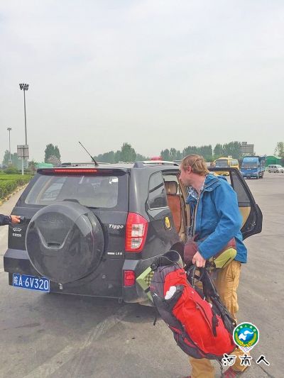 俄罗斯背包客开封高速迷路 打算去黄山旅游