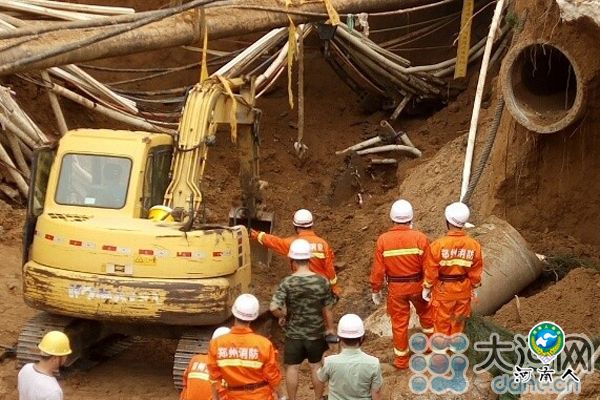 郑州市一路口路面塌陷 彻夜搜寻的失踪人员仍未找到