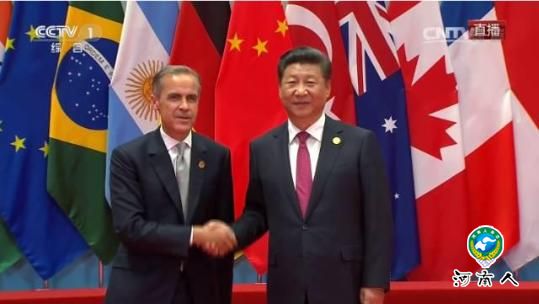 G20杭州峰会36位领导人大合影，为什么站在最中间是这3位？