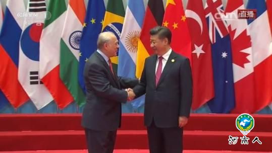 G20杭州峰会36位领导人大合影，为什么站在最中间是这3位？