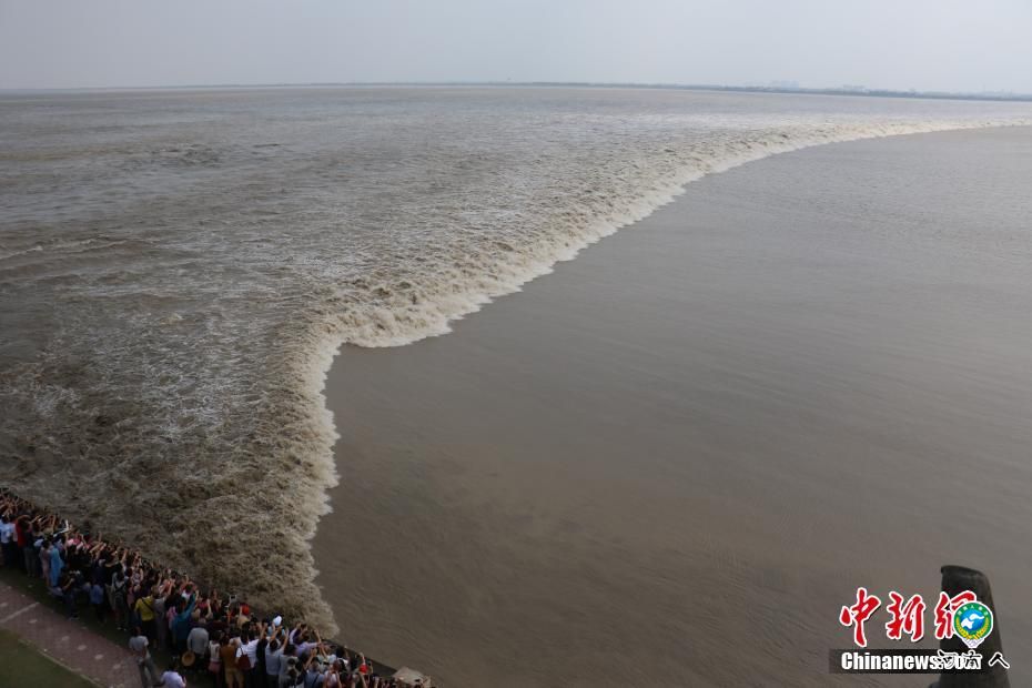 “天下第一潮”吸引十多万人争睹浙江海宁潮