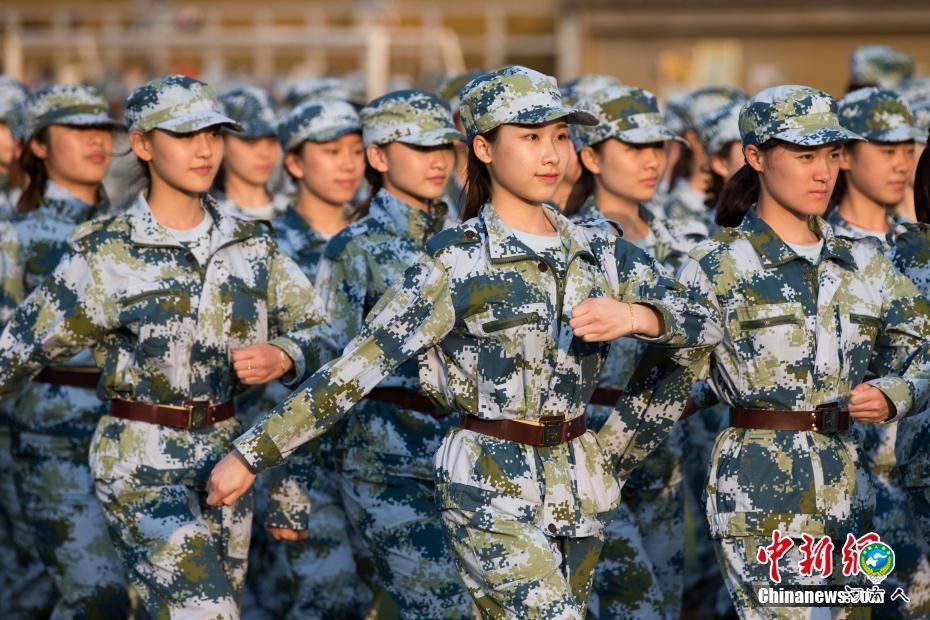 南艺新生军训 “软妹子”大秀一字马