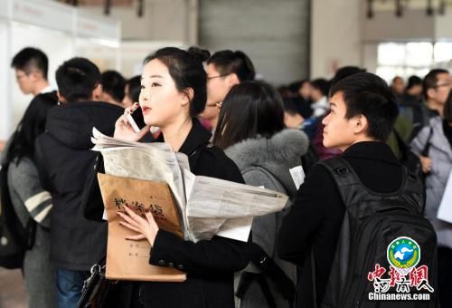 资料图:招聘会现场。中新社记者 侯宇 摄